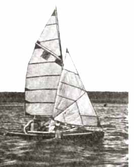 Байдарка с оригинальным парусным вооружением - гафель играет роль латы бермудского паруса.