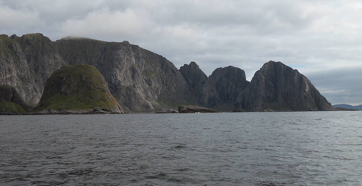 За горой слева (в форме каски) вход в бухту Refsvika